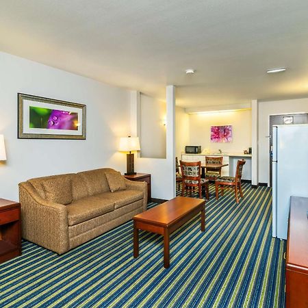 Comfort Inn & Suites Moose Jaw Bagian luar foto