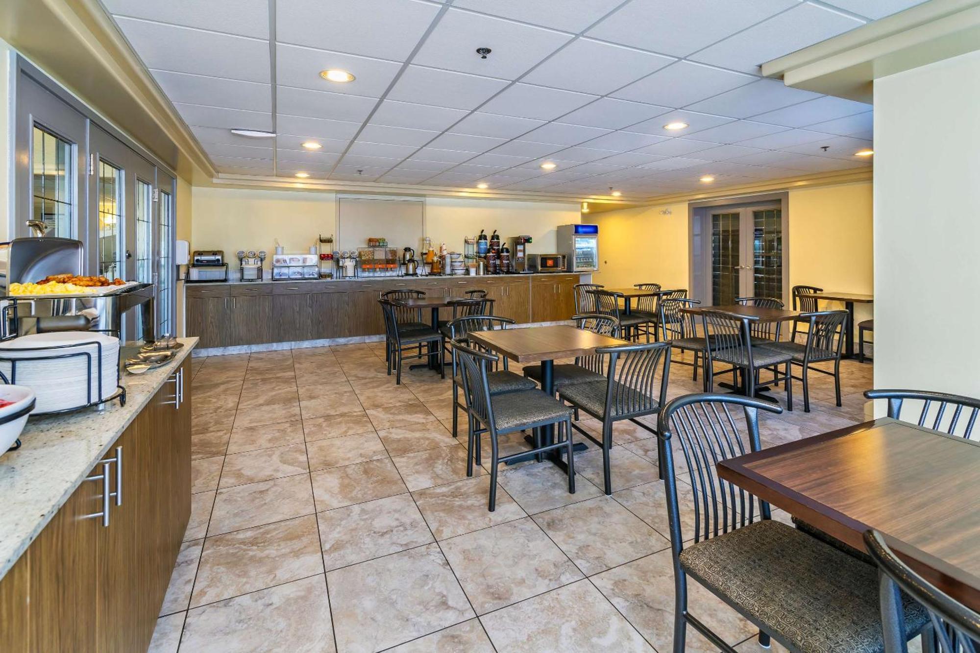 Comfort Inn & Suites Moose Jaw Bagian luar foto