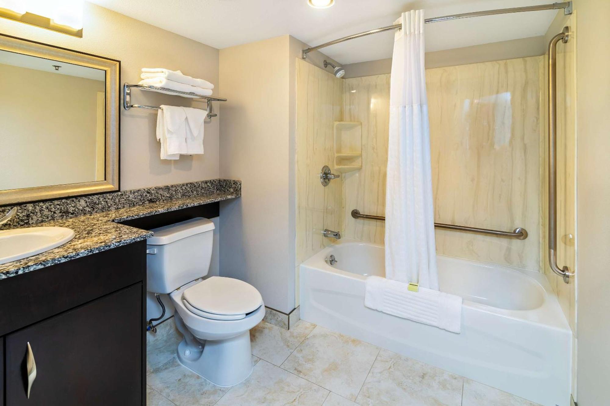 Comfort Inn & Suites Moose Jaw Bagian luar foto