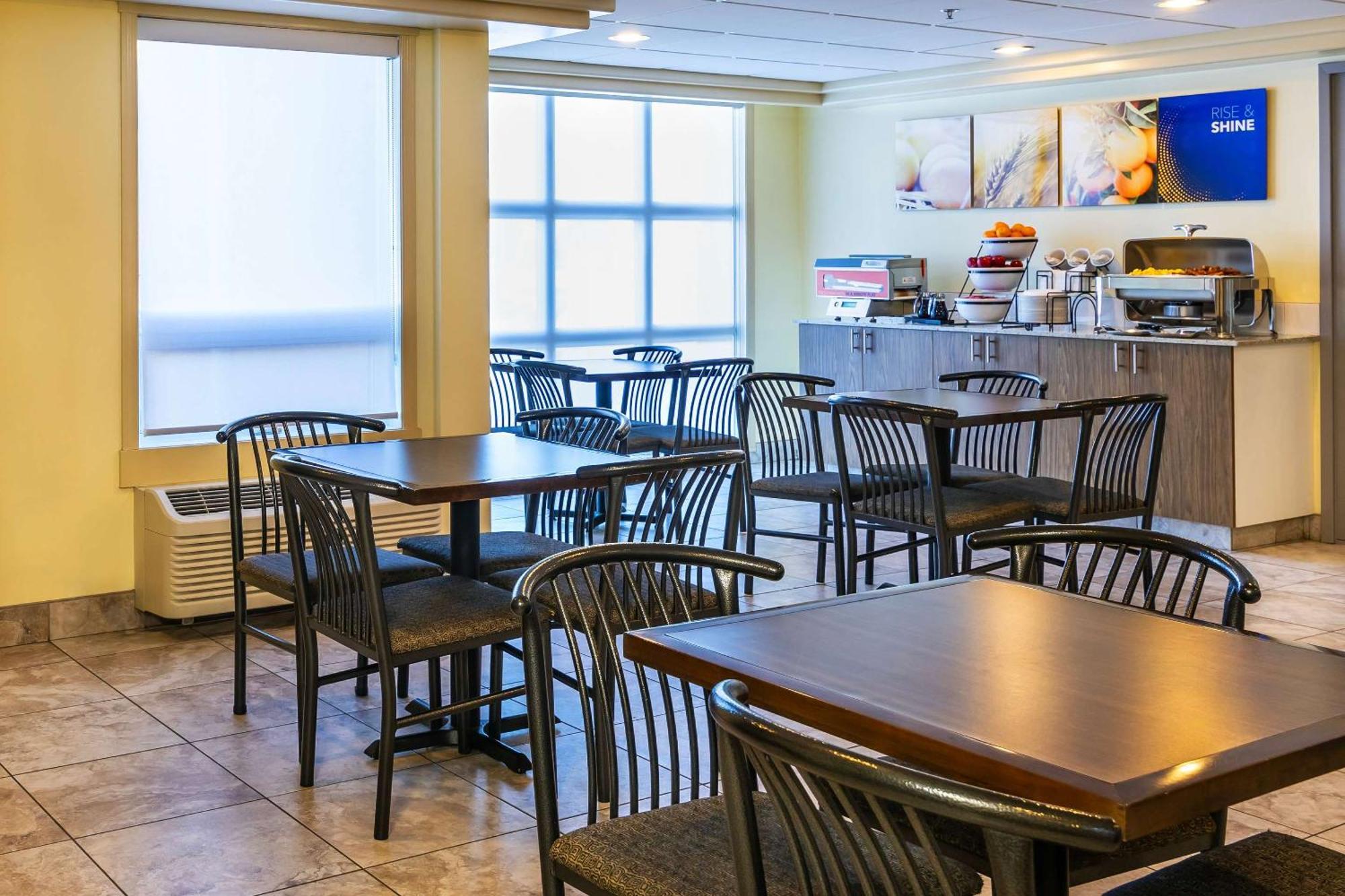 Comfort Inn & Suites Moose Jaw Bagian luar foto