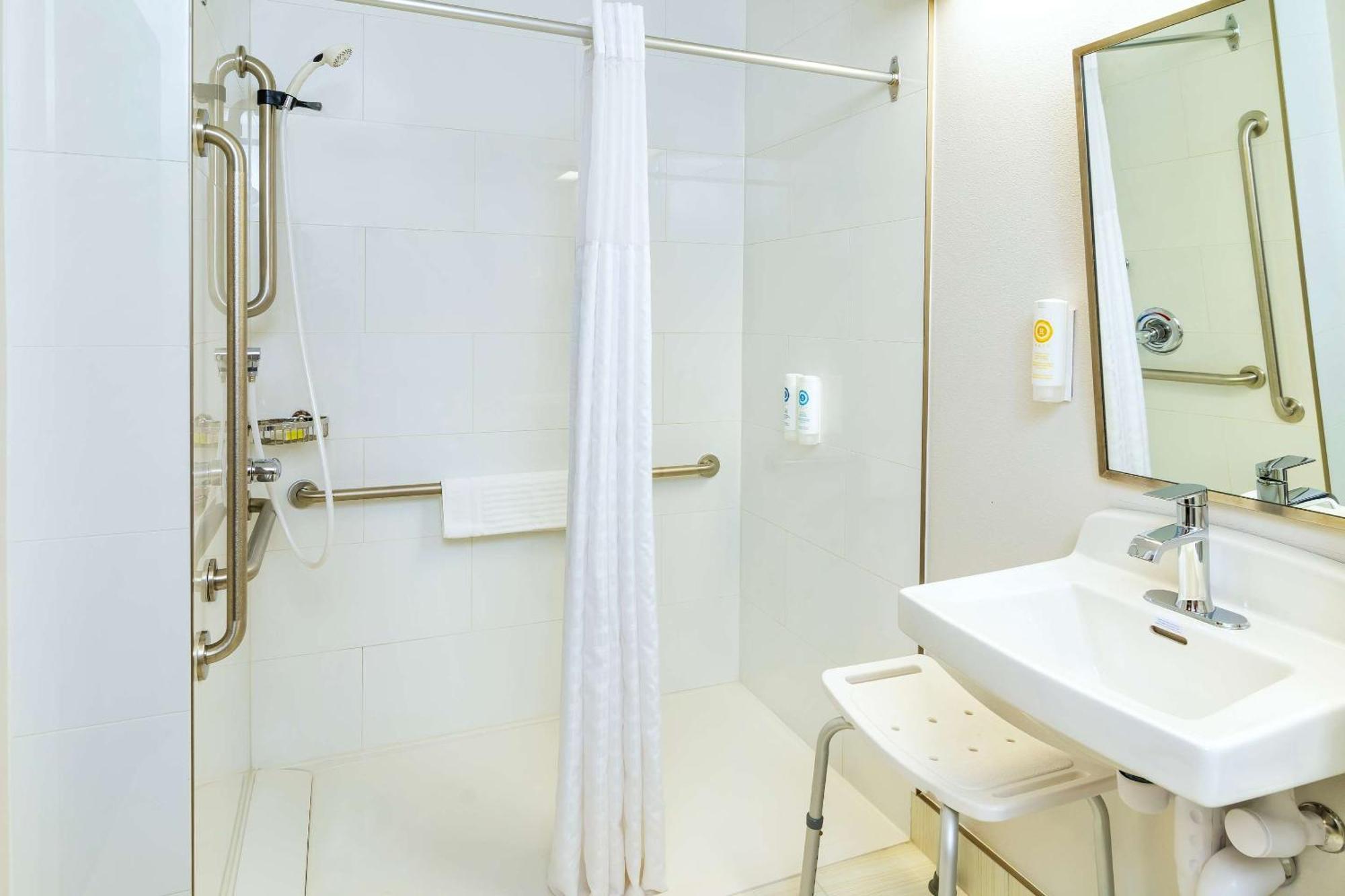Comfort Inn & Suites Moose Jaw Bagian luar foto