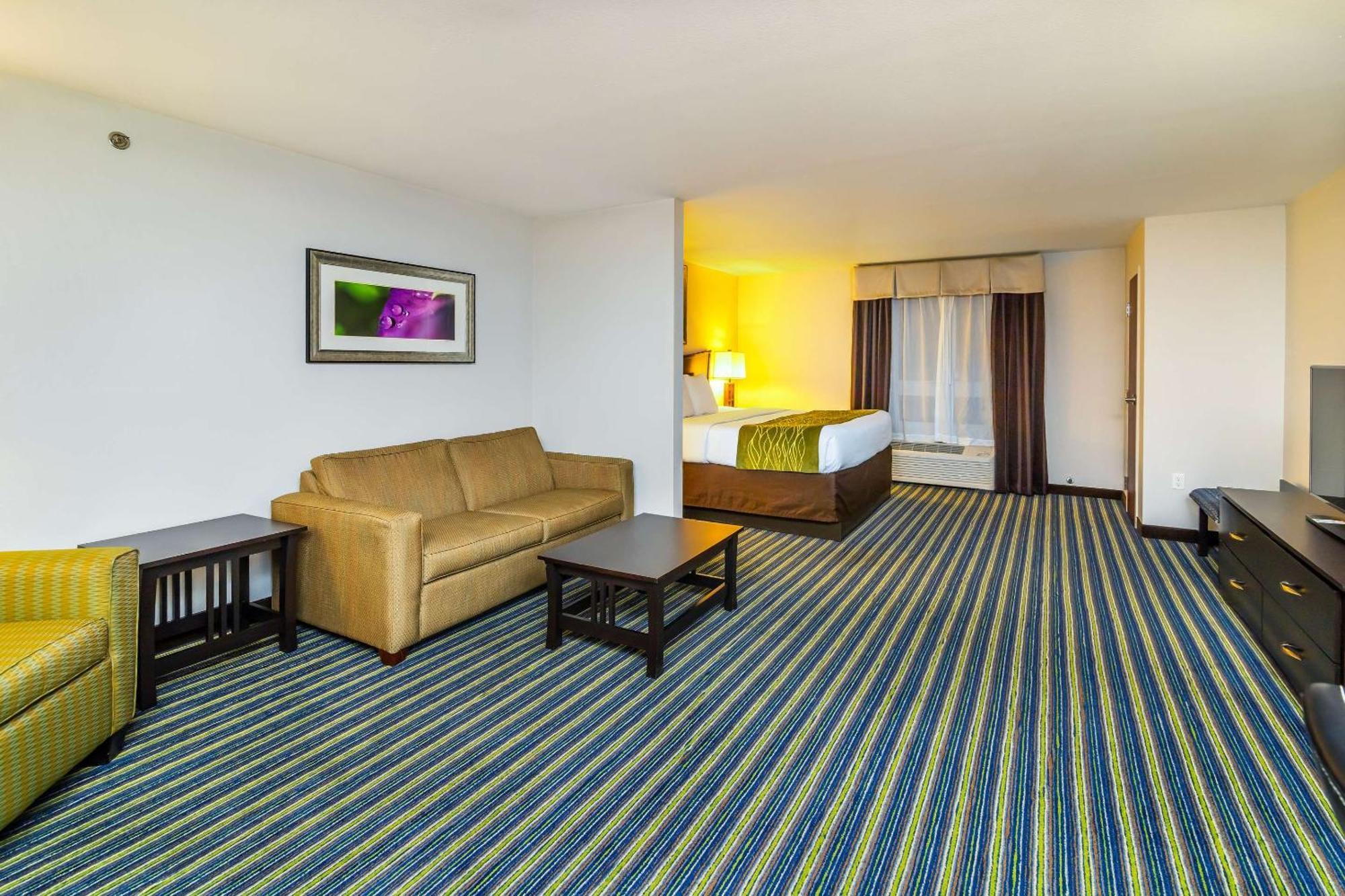 Comfort Inn & Suites Moose Jaw Bagian luar foto