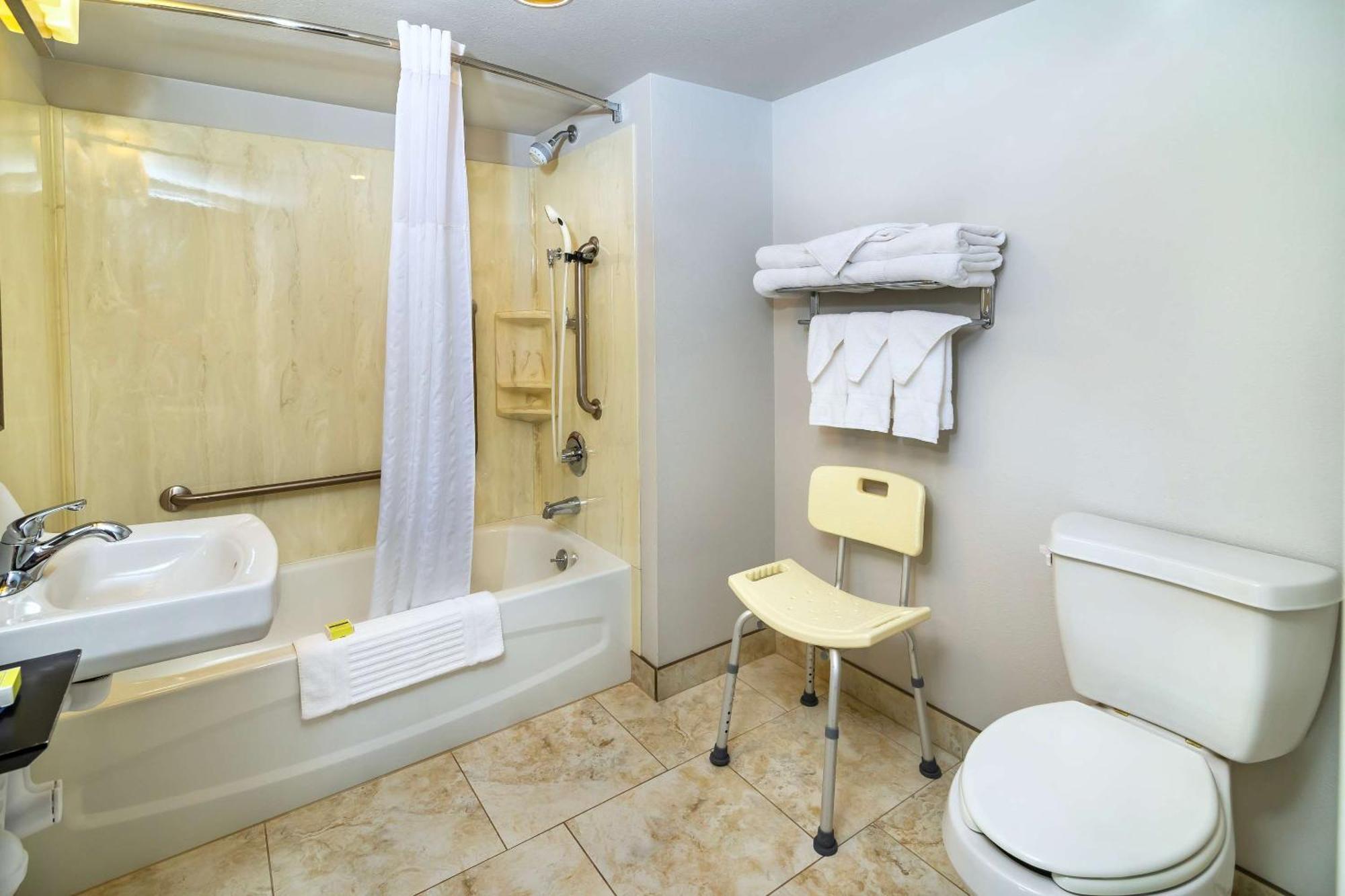 Comfort Inn & Suites Moose Jaw Bagian luar foto