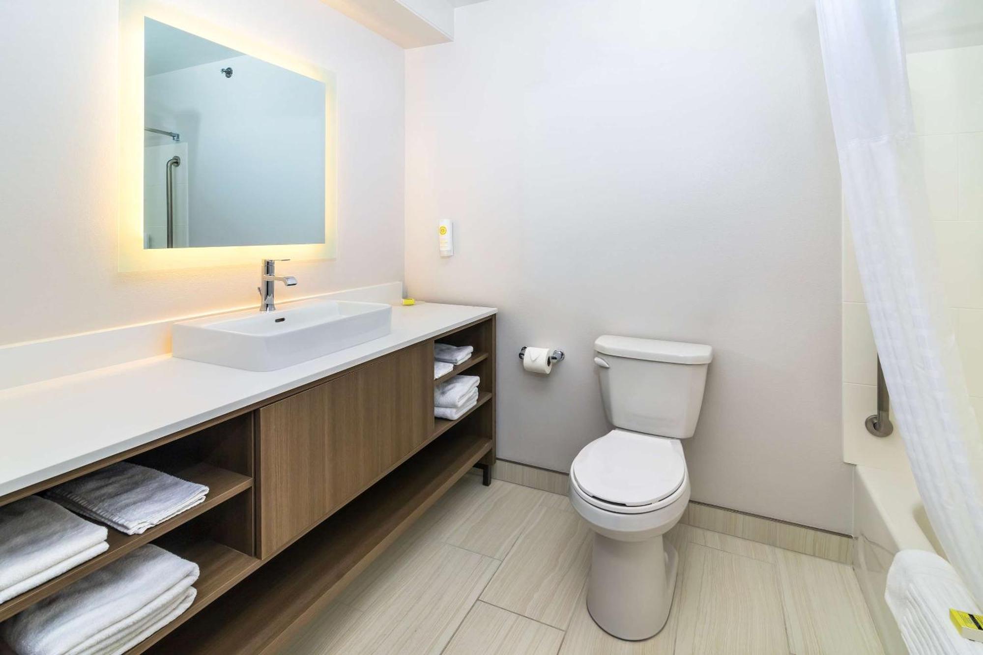 Comfort Inn & Suites Moose Jaw Bagian luar foto